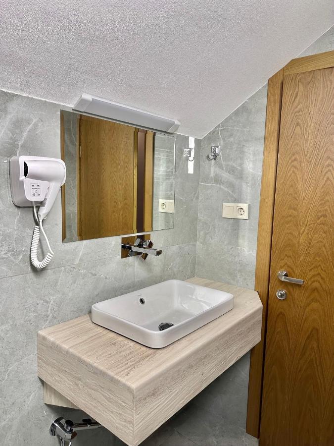 Hotel Embassy ティビリシ エクステリア 写真