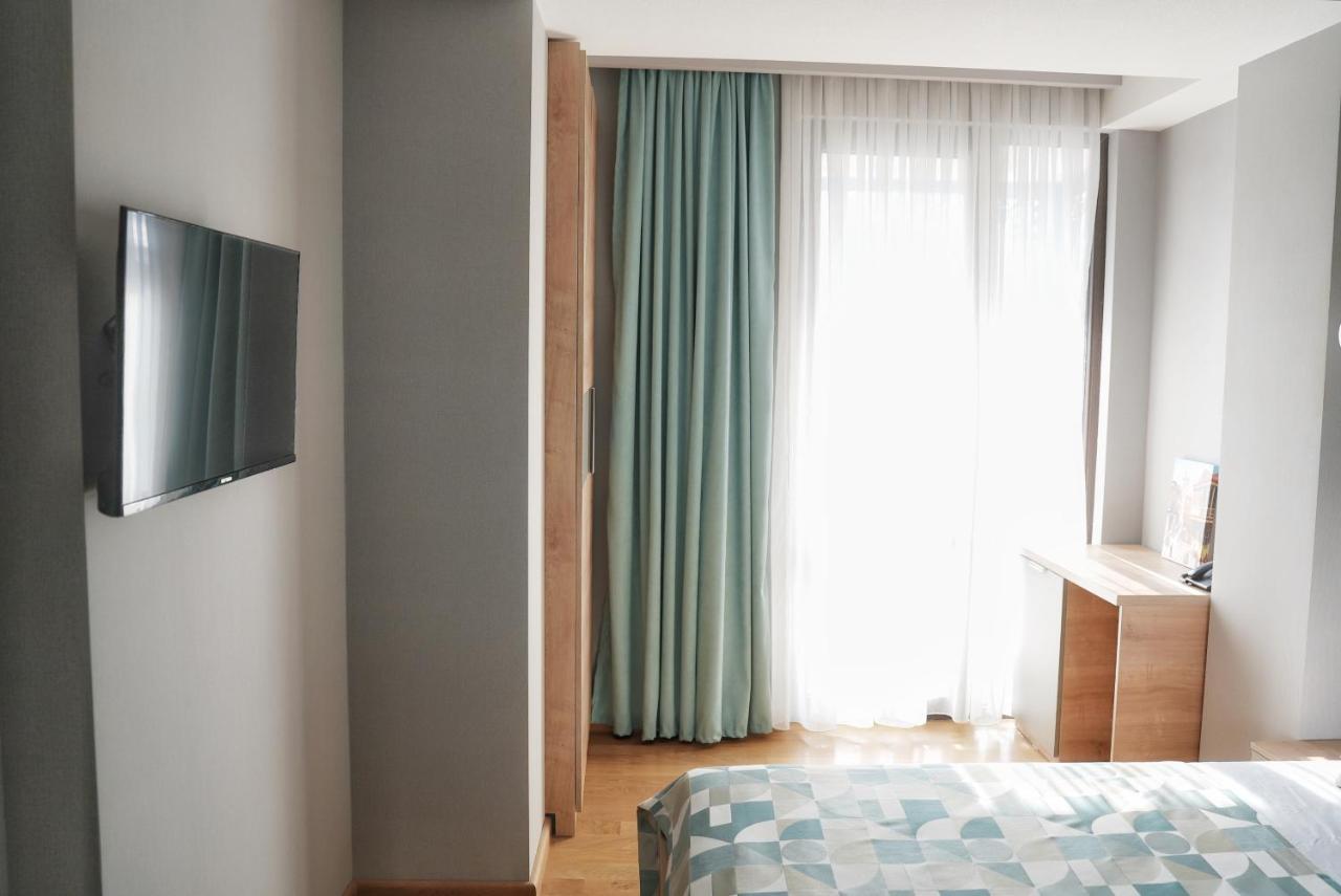 Hotel Embassy ティビリシ エクステリア 写真